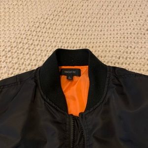 Mens black bomber jacket. Heavy duty wind breaker with puffer style fit. Sz LRG